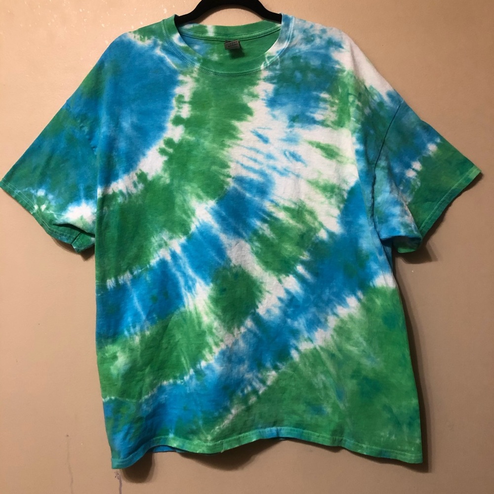 2XL tie dye shirt